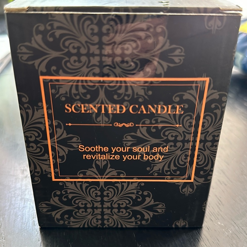 NWT SCENTED CANDLE 🕯️ WHISKEY 🥃 & CEDARWOOD 100 % natural soy wax